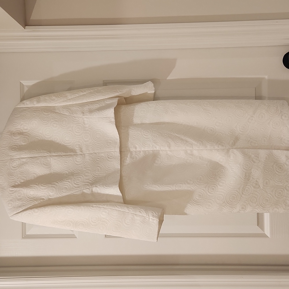 Elegant White Women's Jacket and Shift Set - Picture 4 of 8